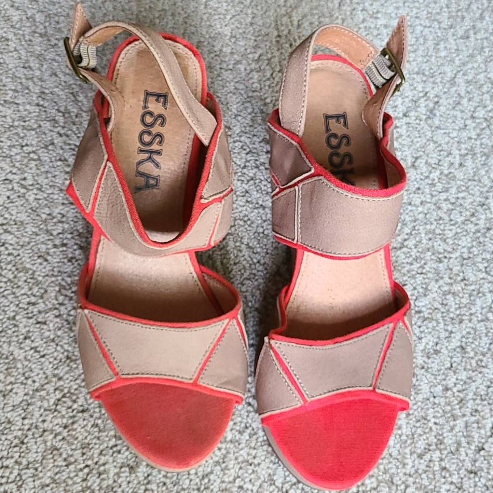 Size 36 Esska "Groove" Wedge in Mushroom/Coral